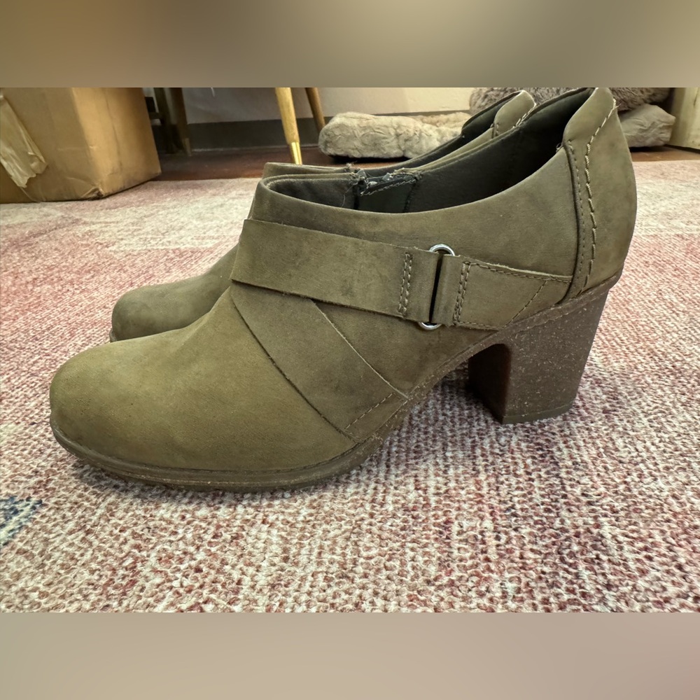 Clarks Sashlin Fiona heeled ankle booties in a taupe suede like new